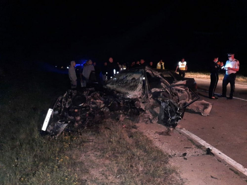 FOTO // Accident TERIBIL la Sîngerei. Doi bărbați au murit, iar alte patru persoane, printre care și un copil, au ajuns la spital