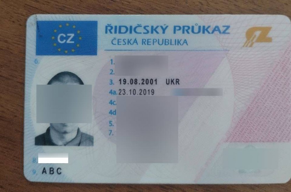 Și-a cumpărat permis de conducere de pe internet cu 300 de Euro dar a fost prins la frontiera Republicii Moldova