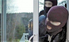 Tâlhăriți după nuntă. Patru bărbați cu cagule pe cap au intrat noaptea în locuința unei familii din Timișoara