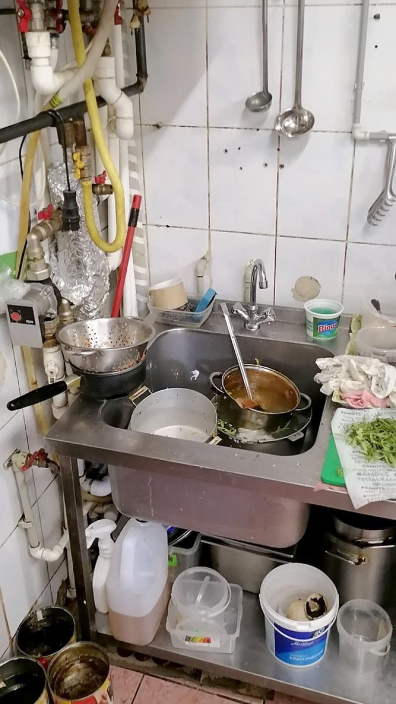 FOTO // Produse expirate, mucegai și condiții insalubre: ANSA a suspendat activitatea a 6 unități comerciale
