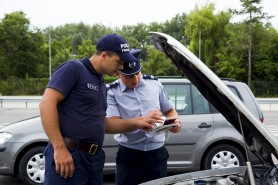 Și-au ascuns identitățile bulgare false sub capota mașinii. Planurile a doi moldoveni și un ucrainean dejucate de polițiștii de frontieră