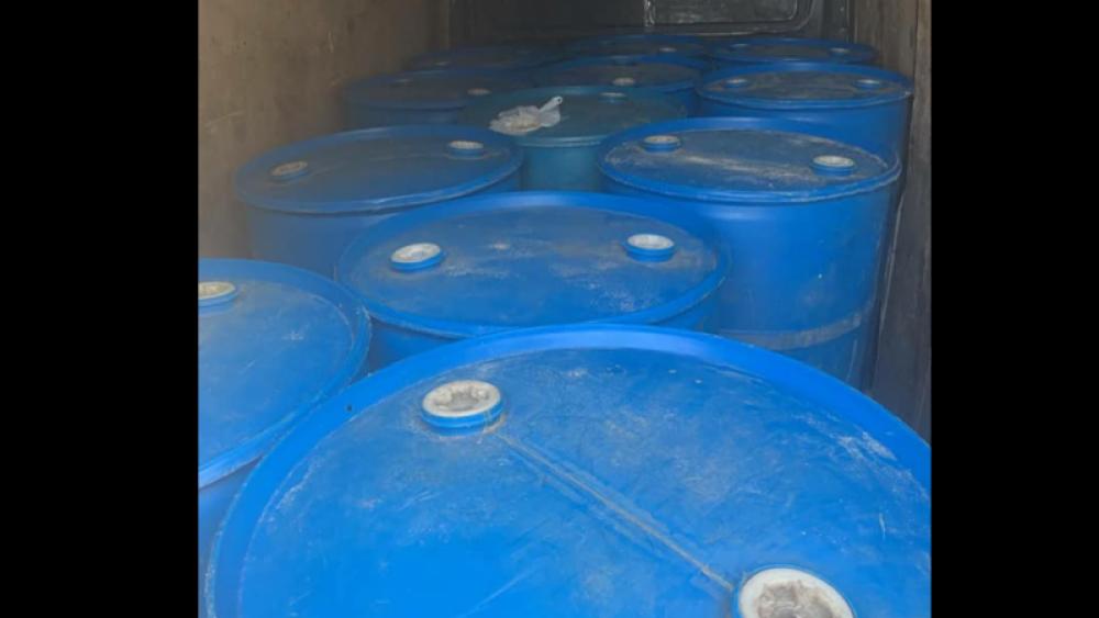 Cu microbuzul plin cu alcool etilic fără acte de proveniență. Șoferul riscă o amendă de la 3 000 la 4 500 de lei