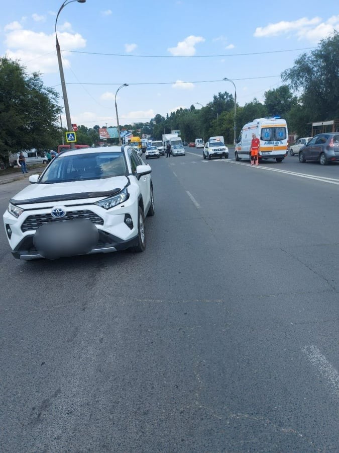 FOTO // Tragedie în Capitală. O femeie de 66 de ani a decedat după ce a fost lovită de o Toyota