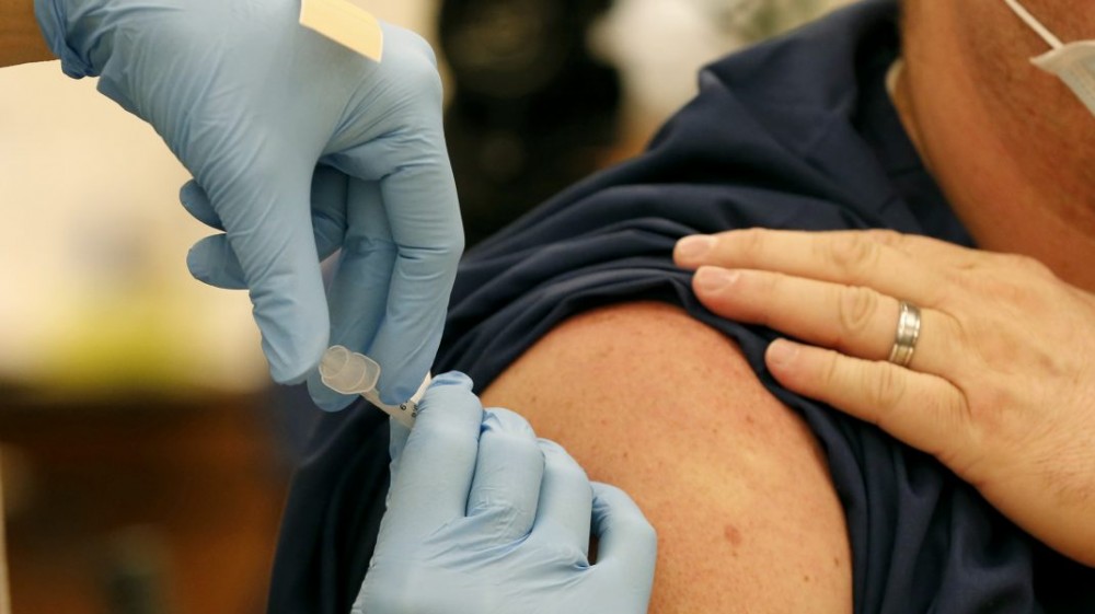 O femeie regretă că nu şi-a vaccinat familia împotriva Covid, după ce fiul ei a murit: „Nu este o farsă, este real”