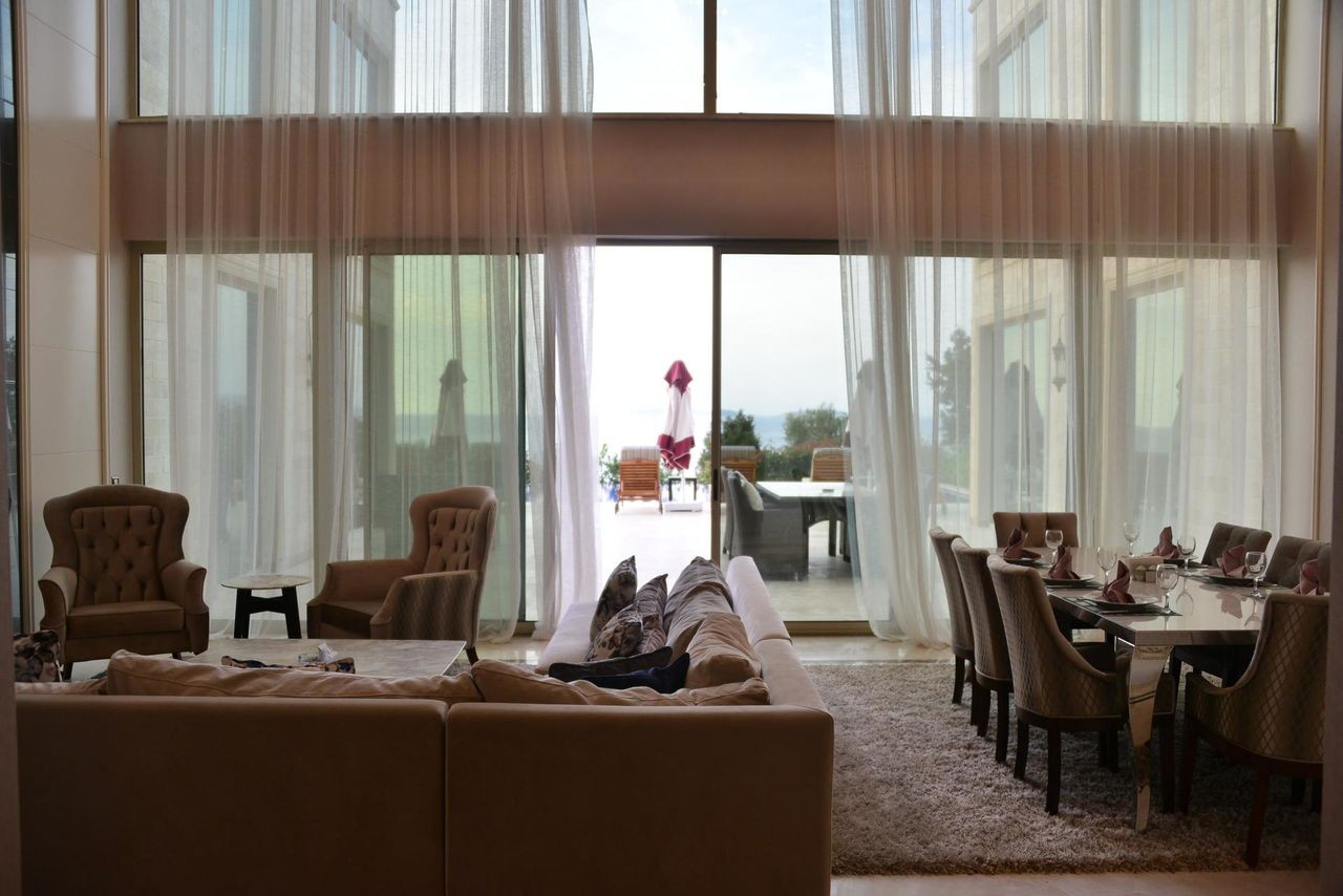 FOTO // Dodon se află în vacanță la un hotel de lux în Turcia. Merge pe plajă cu bodyguarzii după el