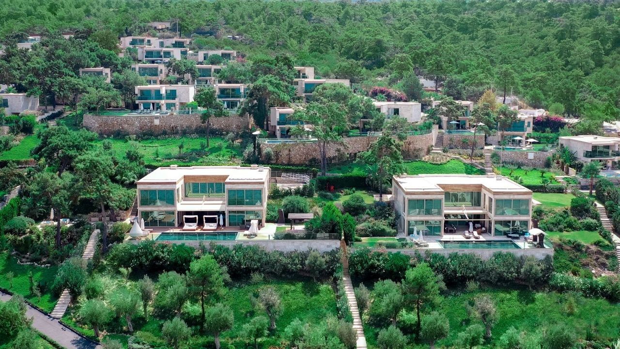 FOTO // Dodon se află în vacanță la un hotel de lux în Turcia. Merge pe plajă cu bodyguarzii după el
