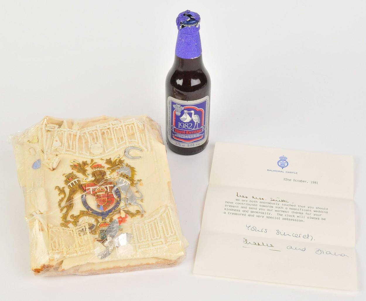 FOTO // O felie de tort de la nunta Prinţului Charles cu Prinţesa Diana, scoasă la licitaţie după 40 de ani