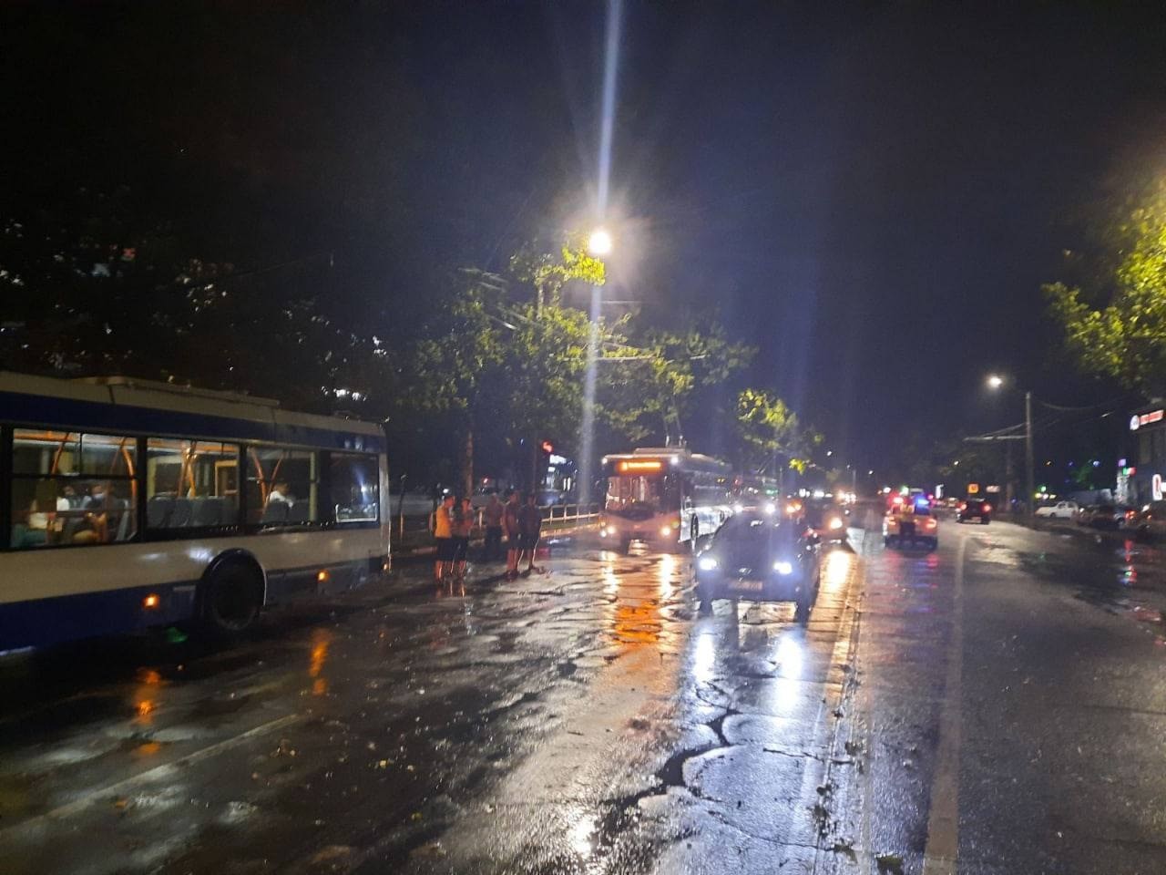FOTO // Copaci smulși din rădăcini, mașini avariate grav, străzi inundate. Dezastrul provocat în Chișinău de furtuna de ieri seară