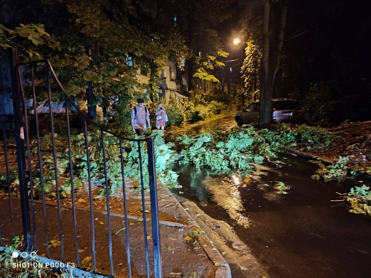 FOTO // Copaci smulși din rădăcini, mașini avariate grav, străzi inundate. Dezastrul provocat în Chișinău de furtuna de ieri seară