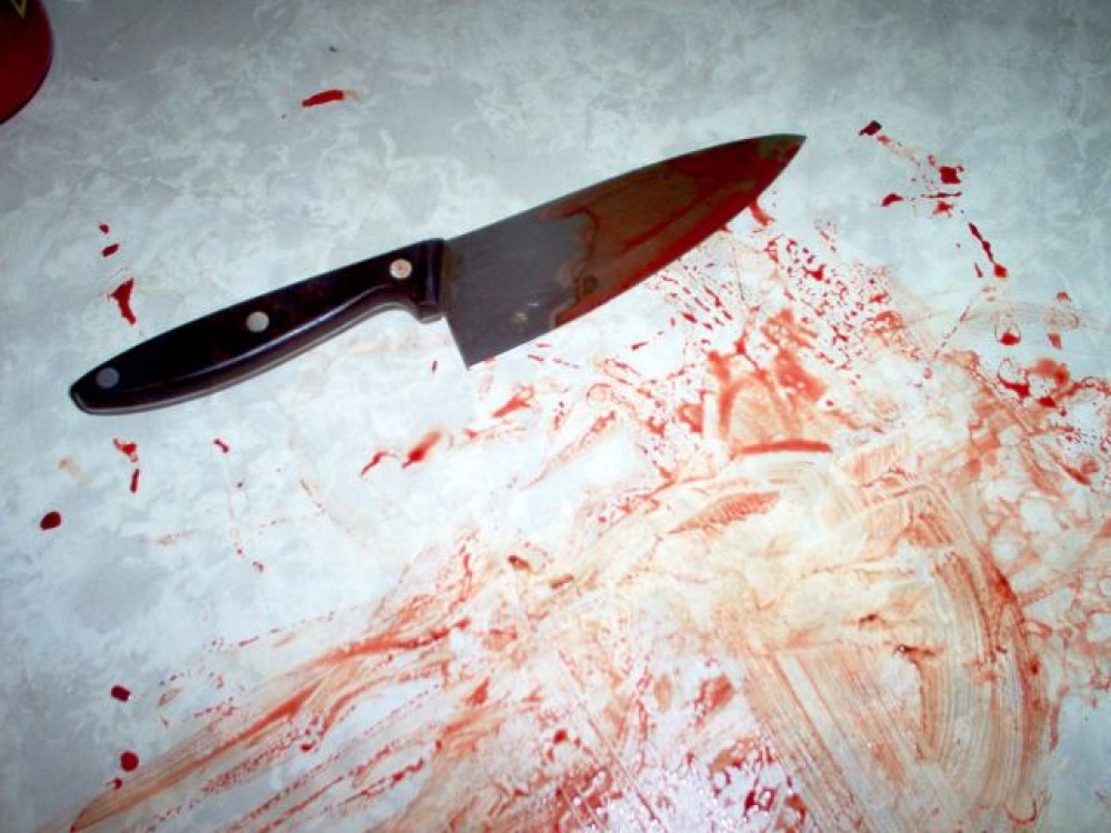 Hîncești: S-a îmbătat și și-a înfipt cuțitul în piept. Bărbatul a mai avut tentative de suicid