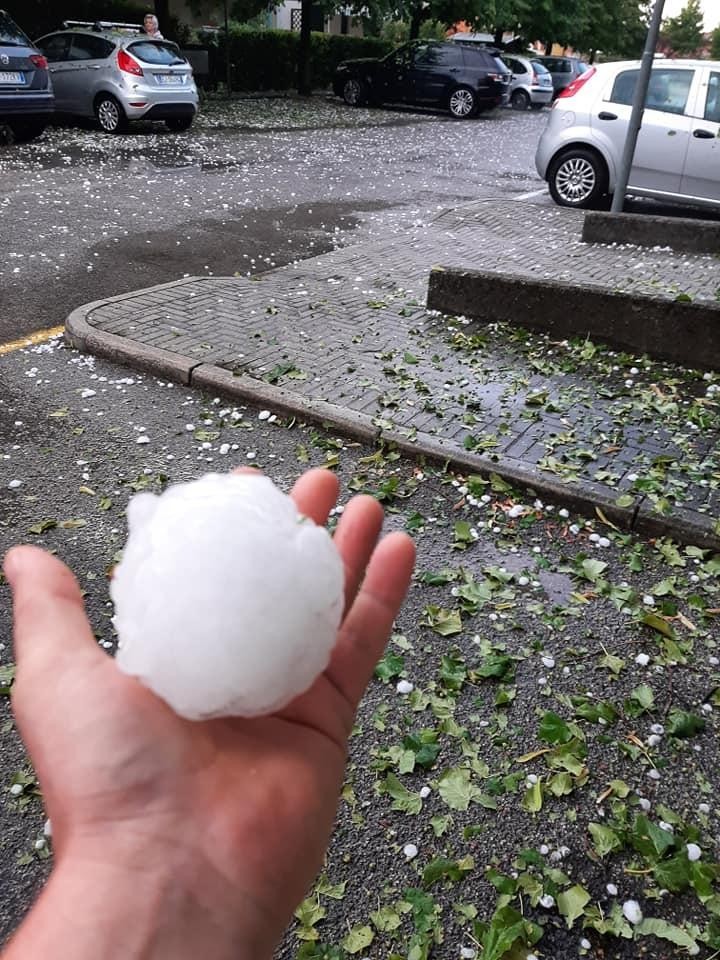 FOTO&VIDEO// DEZASTRU în Italia: Grindina cât mingea de tenis a făcut ravagii în regiunea Pordenone