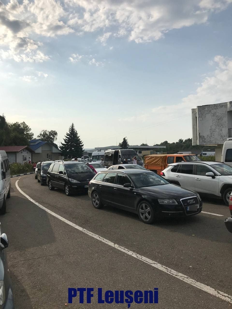 FOTO // Cozi interminabile la mai multe puncte de traversare a frontierei moldo-române