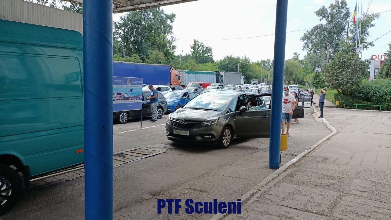 FOTO // Cozi interminabile la mai multe puncte de traversare a frontierei moldo-române
