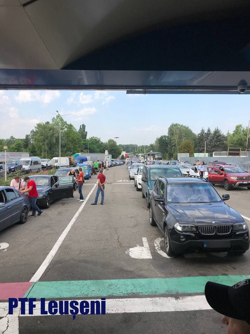 FOTO // Cozi interminabile la mai multe puncte de traversare a frontierei moldo-române