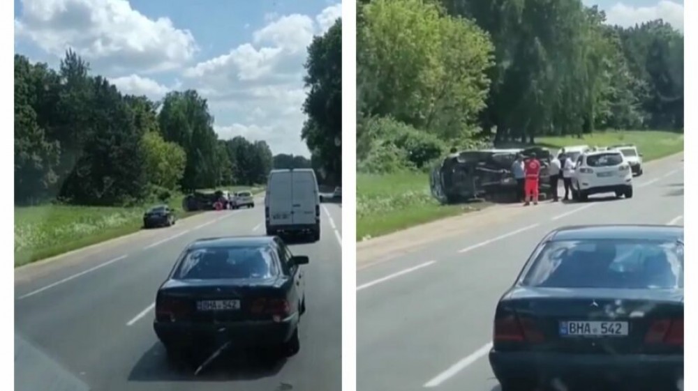 VIDEO // Grav accident la Edineț. O ambulanță s-a răsturnat după ce ar fi fost tamponată de o mașină