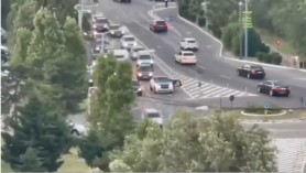 Haz de necaz. Un Rolls Royce, blocat într-un sens giratoriu, după ce a rămas fără combustibil. Un bărbat a adus carburant într-o sticlă