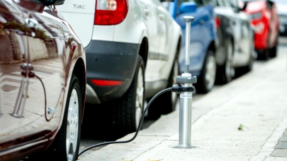 FOTO/VIDEO: Un oraș european instalează încărcătoare „invizibile” pentru mașini electrice