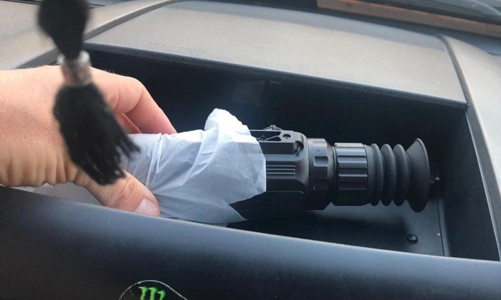 FOTO // Un moldovean a încercat să treacă frontiera cu trei dispozitive de ochire, destinate armelor