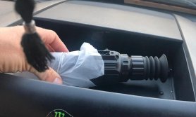 FOTO // Un moldovean a încercat să treacă frontiera cu trei dispozitive de ochire, destinate armelor
