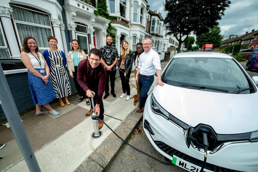 FOTO/VIDEO: Un oraș european instalează încărcătoare „invizibile” pentru mașini electrice