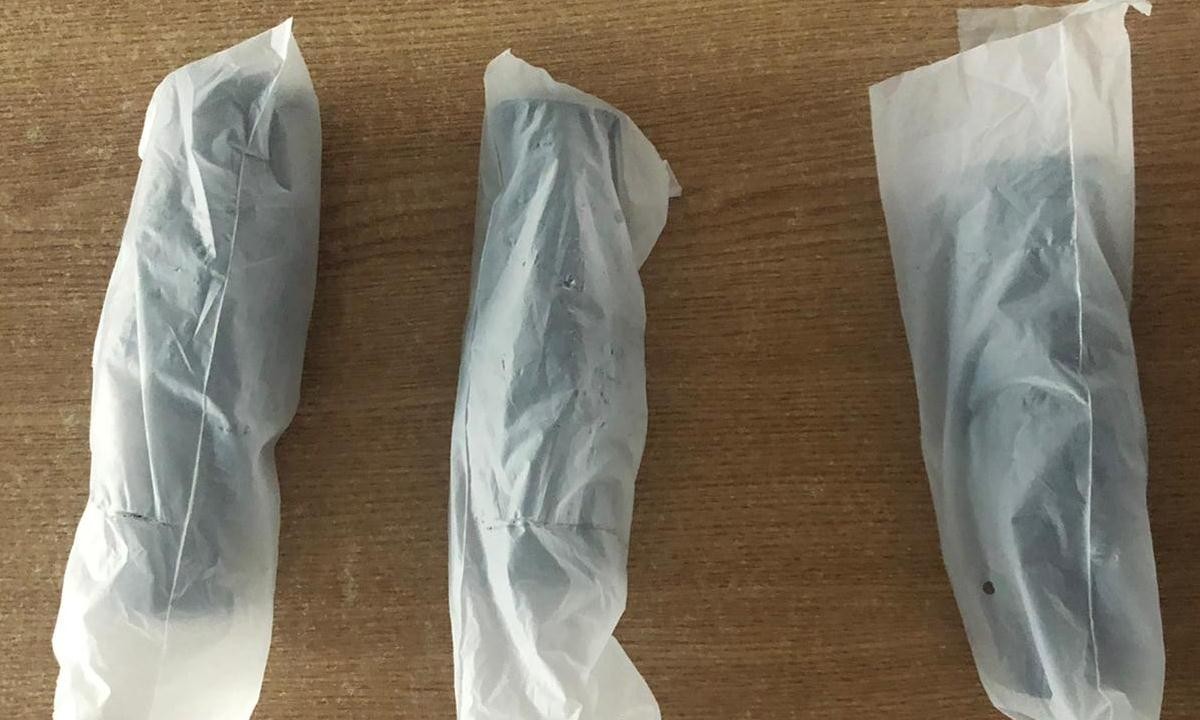 FOTO // Un moldovean a încercat să treacă frontiera cu trei dispozitive de ochire, destinate armelor