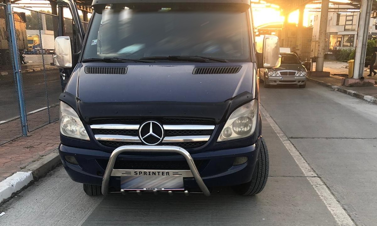 FOTO // Un moldovean a încercat să treacă frontiera cu trei dispozitive de ochire, destinate armelor
