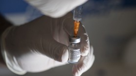 Studiu: Dacă ești vaccinat anti-Covid 19, riscul de infectare cu varianta Delta este de două ori mai mic