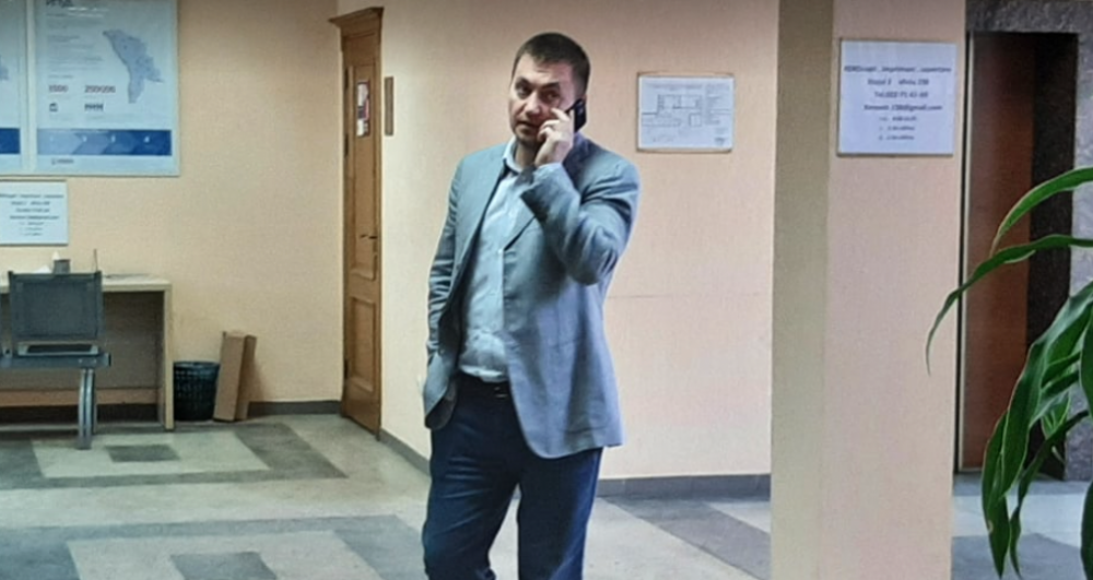 După ce a fugit din țară, raiderul Platon amenință jurnaliștii. Reacția lui Cozer: „Nu-mi este frică de o copie jalnică a lui Plahotniuc”