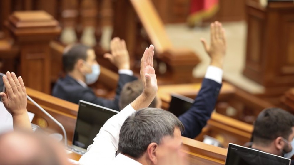 Fracțiunea PAS va avea cinci deputați NOI în Parlament. Cine va ocupa fotoliilor deputaților plecați