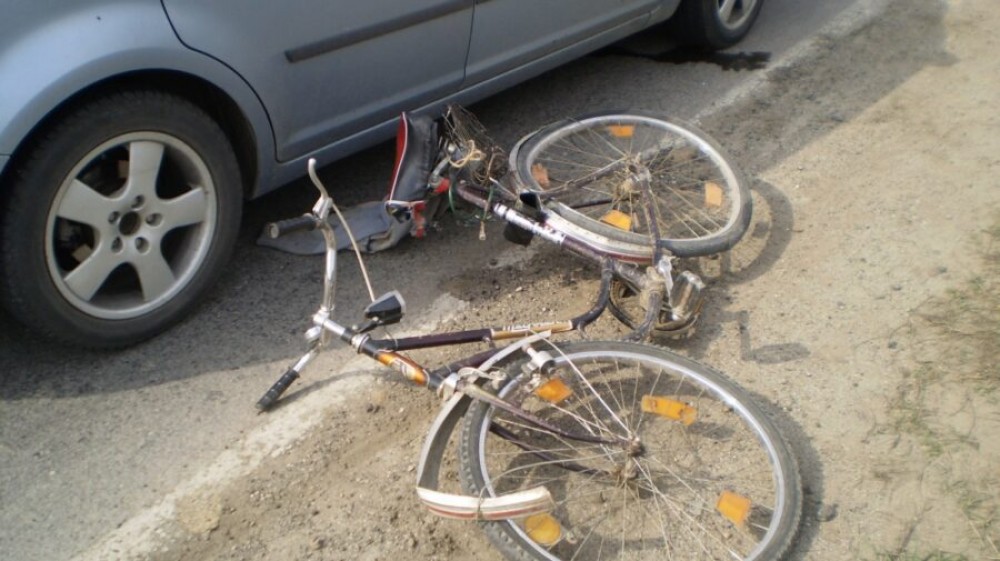 Acident fatal la Cahul. Un bărbat de 72 de ani a decedat după ce s-a tamponat cu bicicleta într-un Duster