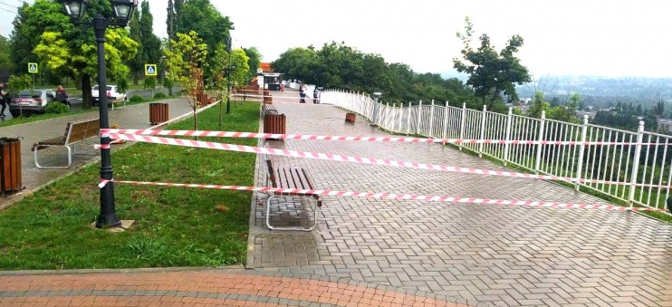 FOTO // A ținut doar 2 ani. Scuarul panoramic din strada Maria Drăgan va fi reabilitat