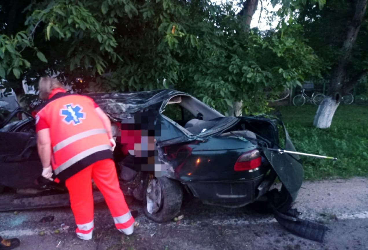 FOTO // Accident TERIBIL la Briceni. Un minor a murit, iar alți doi tineri au ajuns la spital după ce s-au lovit cu mașina într-un copac
