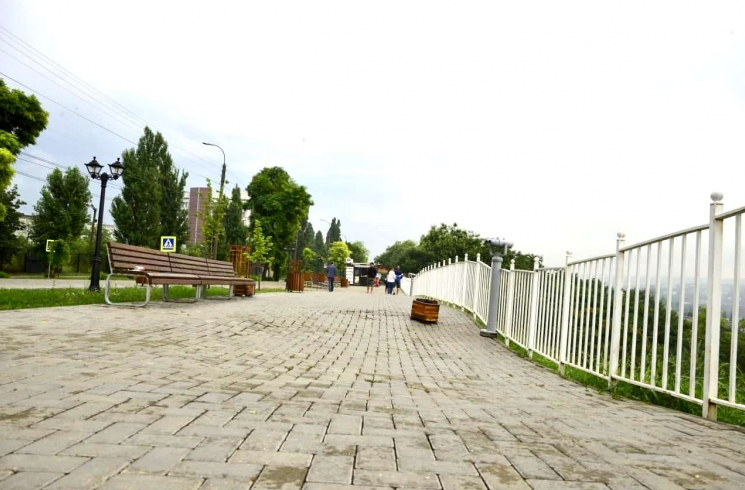 FOTO // A ținut doar 2 ani. Scuarul panoramic din strada Maria Drăgan va fi reabilitat