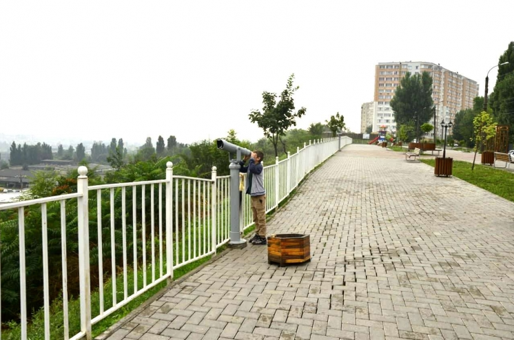 FOTO // A ținut doar 2 ani. Scuarul panoramic din strada Maria Drăgan va fi reabilitat