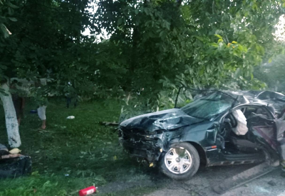 FOTO // Accident TERIBIL la Briceni. Un minor a murit, iar alți doi tineri au ajuns la spital după ce s-au lovit cu mașina într-un copac