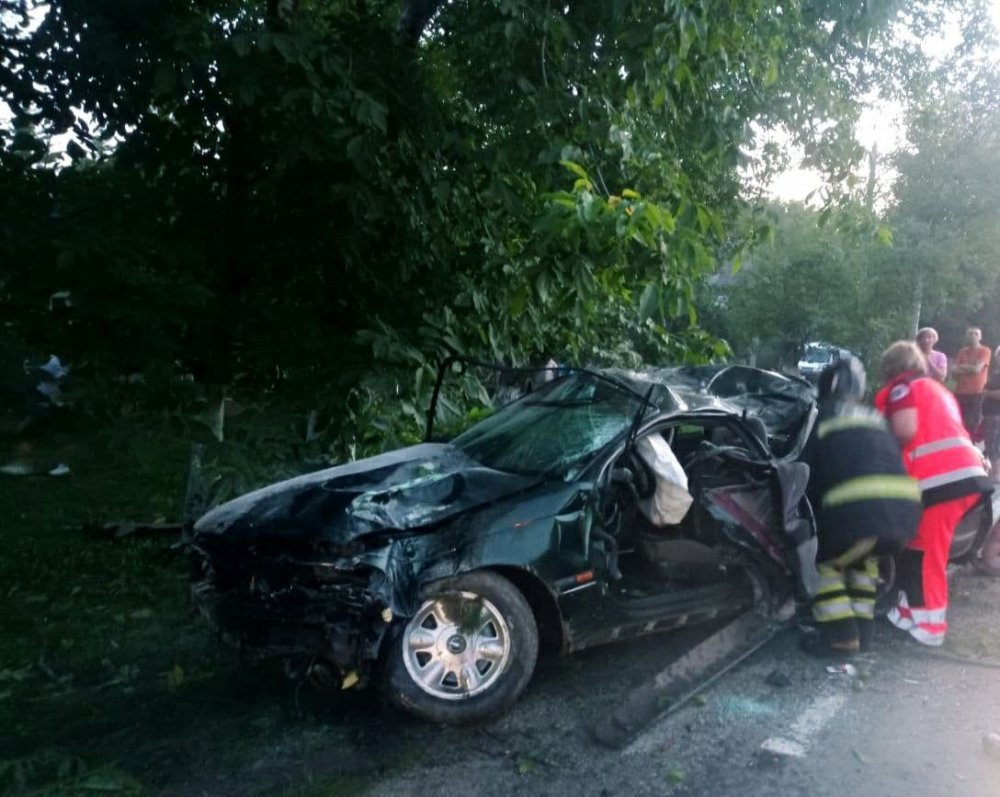 FOTO // Accident TERIBIL la Briceni. Un minor a murit, iar alți doi tineri au ajuns la spital după ce s-au lovit cu mașina într-un copac