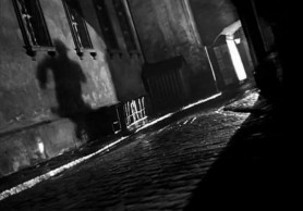 Clipe de COȘMAR pentru o femeie de 50 de ani. A fost violată în timp ce zăcea înconștientă pe o stradă