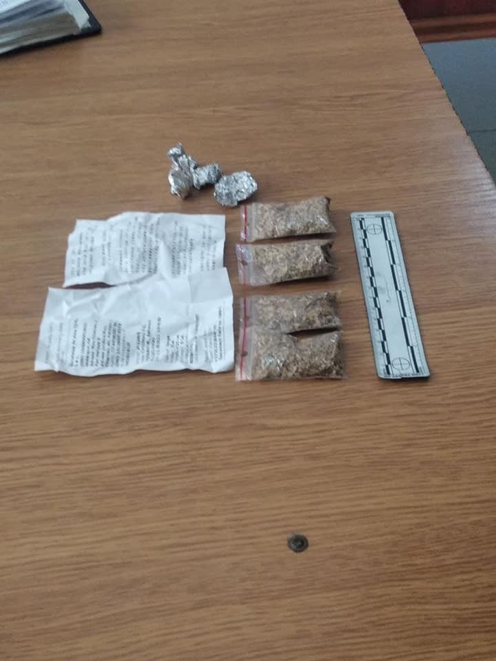 Un minor de 16 ani prins în Capitală cu buzunările burdușite cu droguri