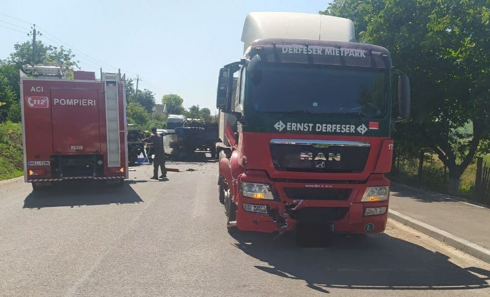 FOTO // Accident grav la Cimișlia. Șoferul unui tractor a murit după ce a fost inversat de către un tir