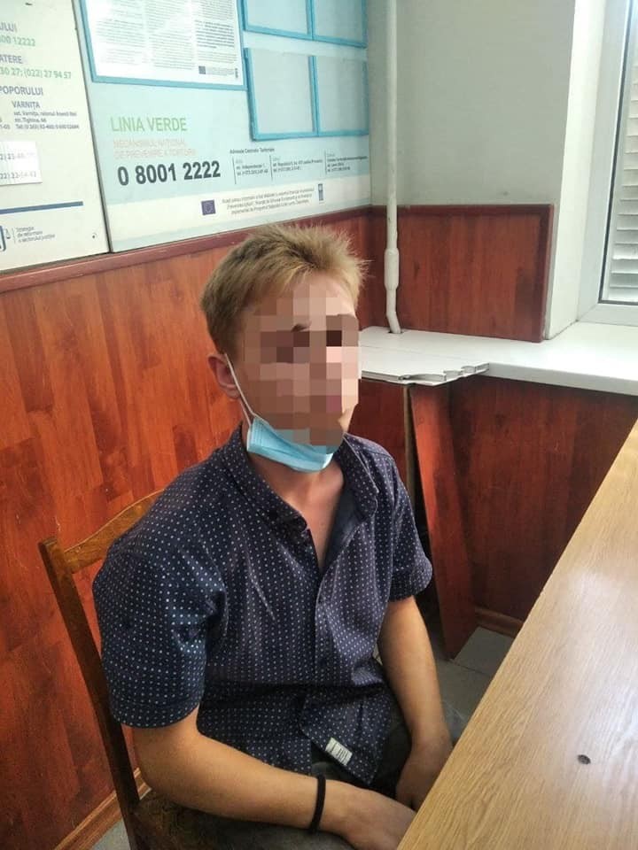 Un minor de 16 ani prins în Capitală cu buzunările burdușite cu droguri