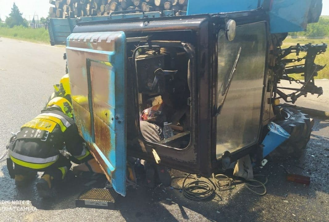 FOTO // Accident grav la Cimișlia. Șoferul unui tractor a murit după ce a fost inversat de către un tir