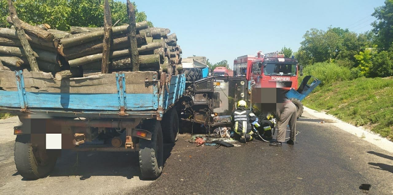 FOTO // Accident grav la Cimișlia. Șoferul unui tractor a murit după ce a fost inversat de către un tir