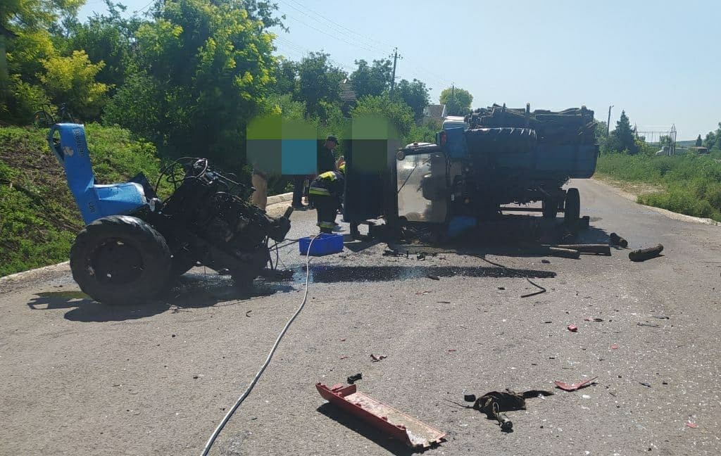 FOTO // Accident grav la Cimișlia. Șoferul unui tractor a murit după ce a fost inversat de către un tir