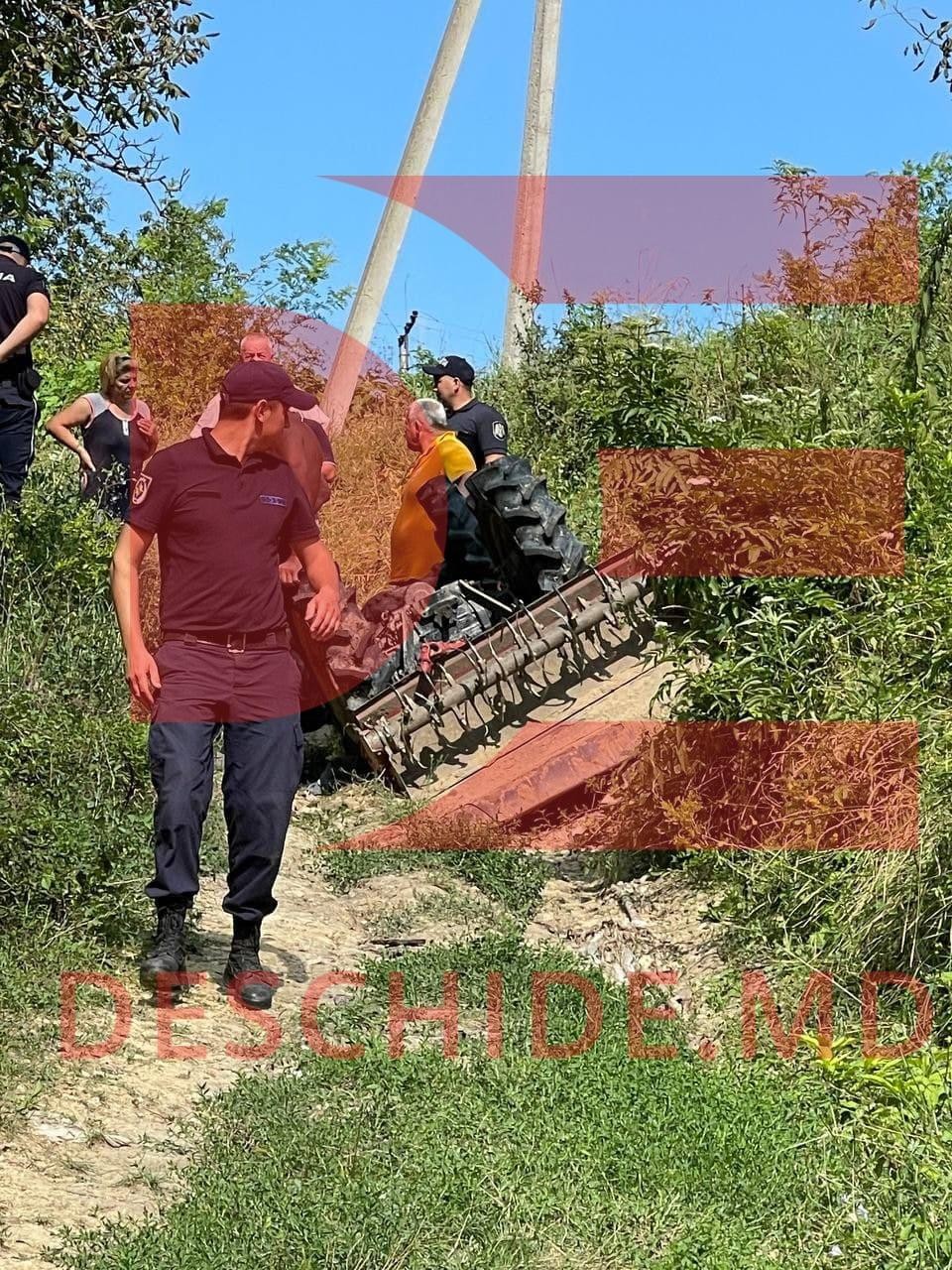 FOTO // Tragedie la Călărași. Un bărbat a murit, după ce peste el s-a răsturnat un tractor