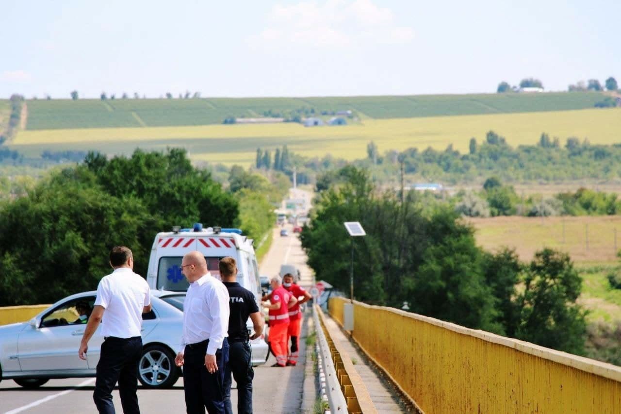 FOTO // La un pas de tragedie. O femeie a fost salvată în momentul în care intenționa să sară de pe un pod