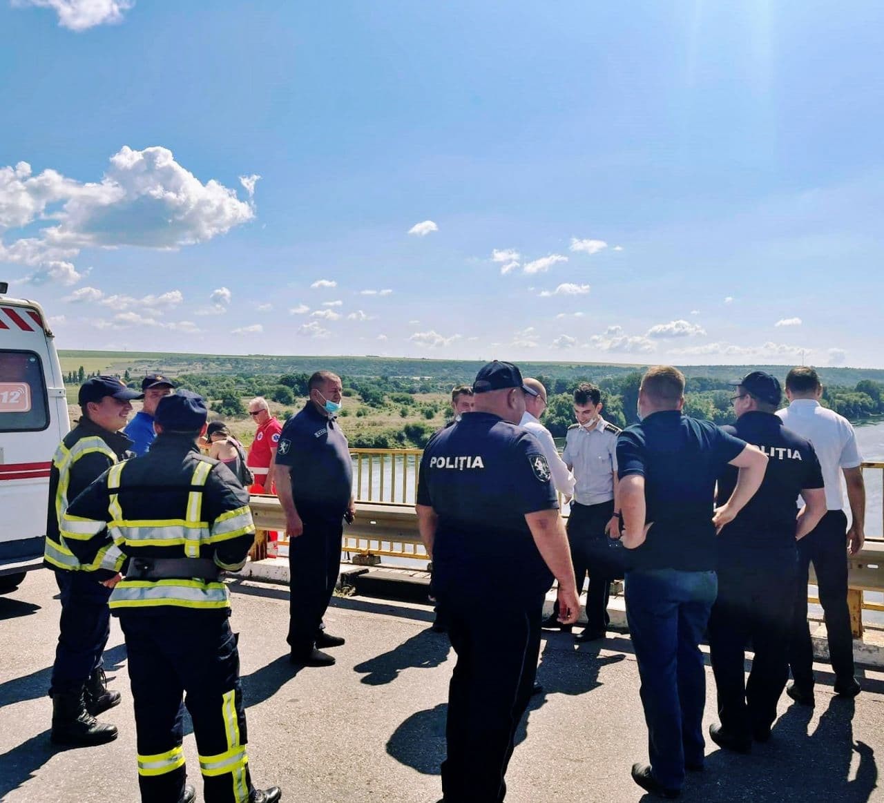 FOTO // La un pas de tragedie. O femeie a fost salvată în momentul în care intenționa să sară de pe un pod