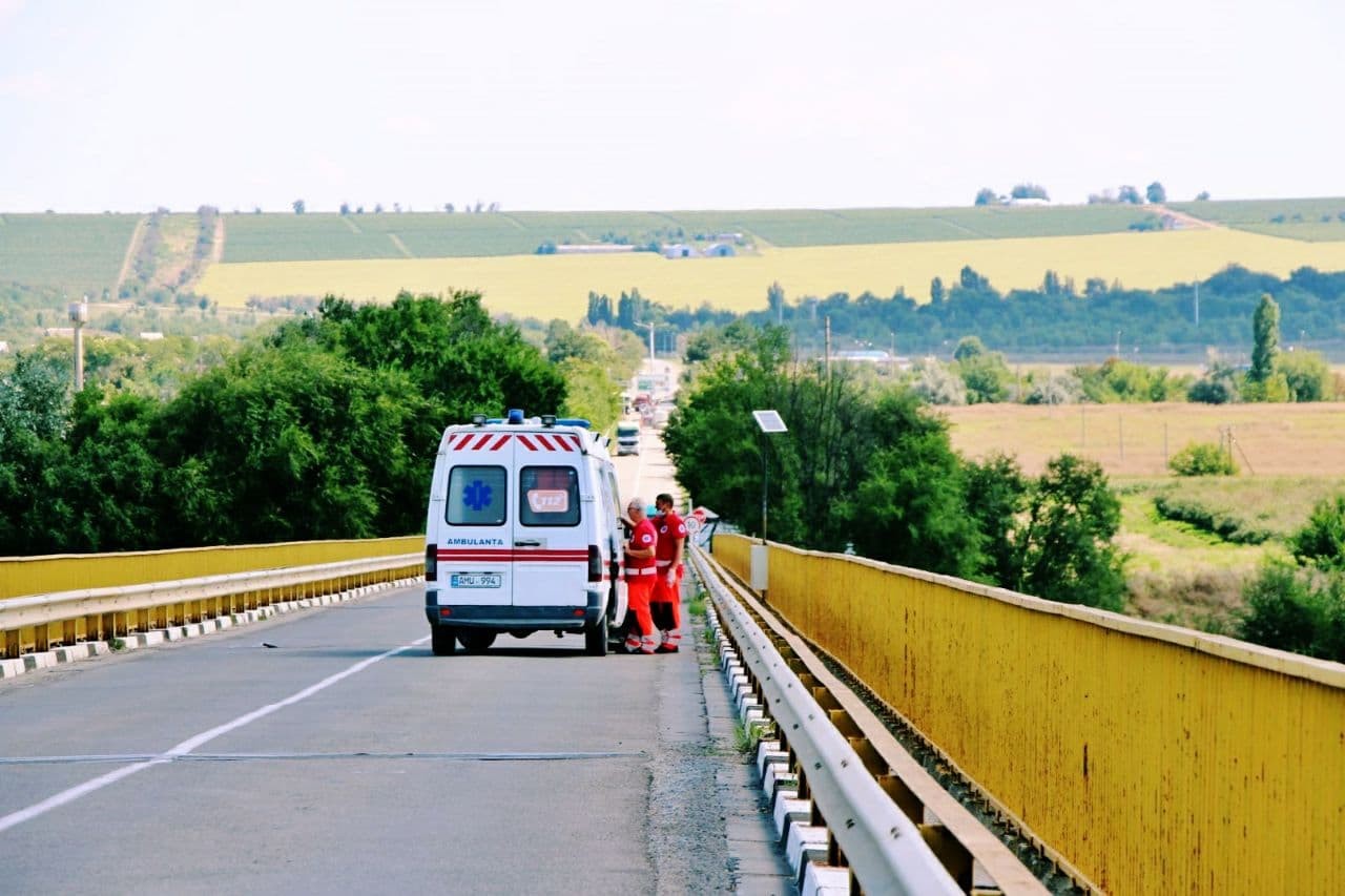 FOTO // La un pas de tragedie. O femeie a fost salvată în momentul în care intenționa să sară de pe un pod