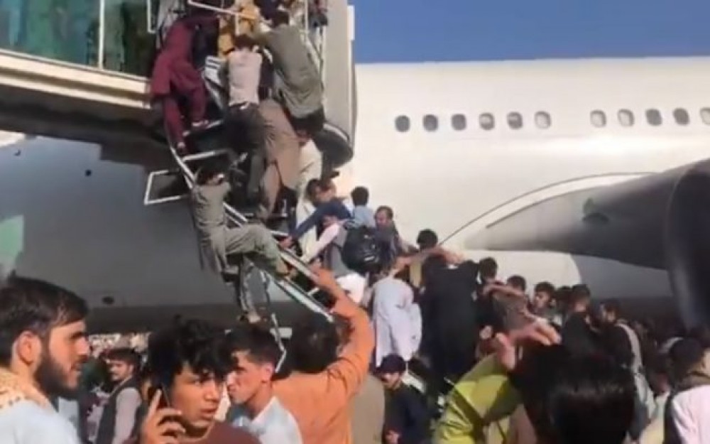 Imaginile disperării în Afganistan: sute de oameni pe scara avionului, alte mii iau aeroportul cu asalt ca să fugă din calea talibanilor