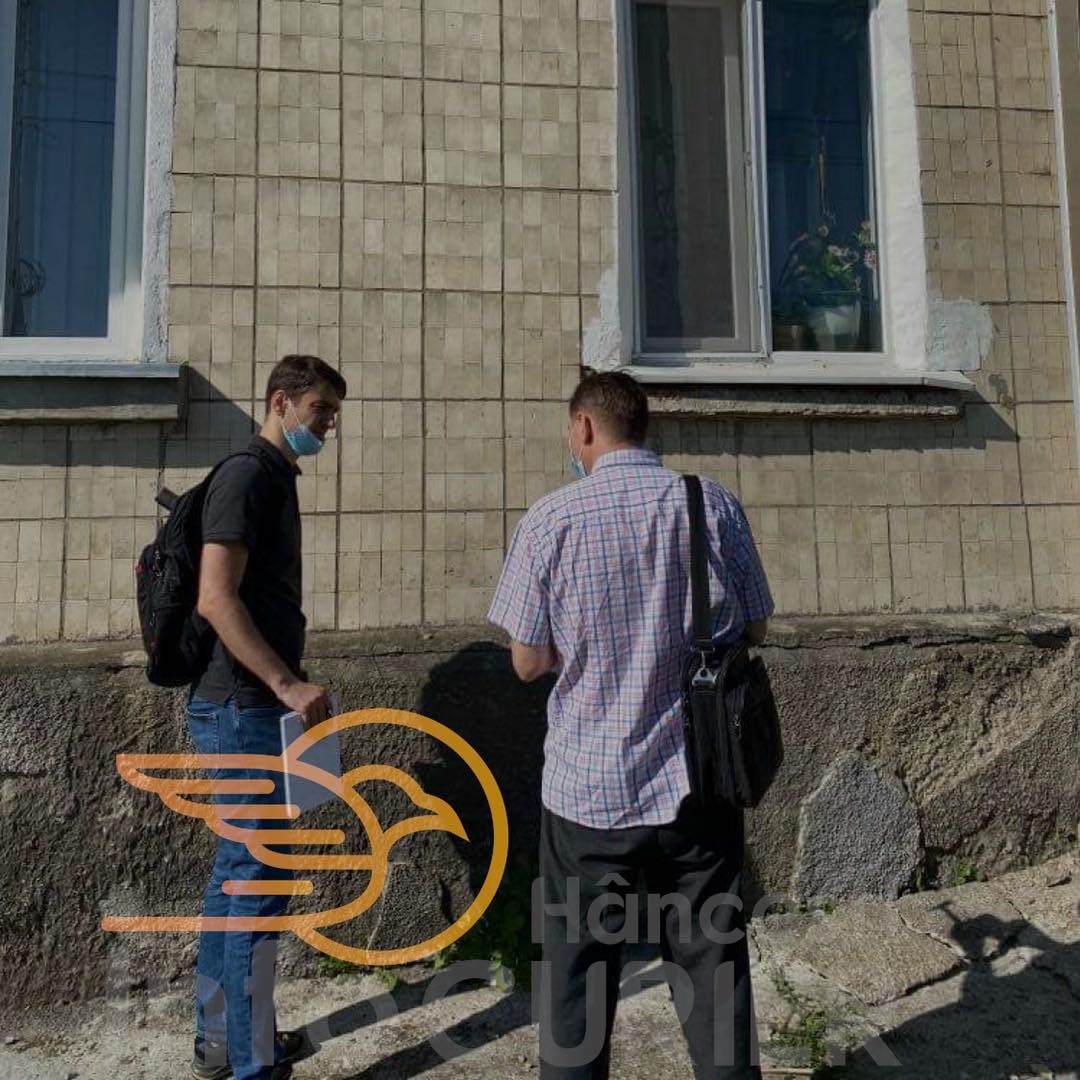 FOTO // PANICĂ la Hâncești: Un bloc avariat riscă să se prăbușească în orice moment