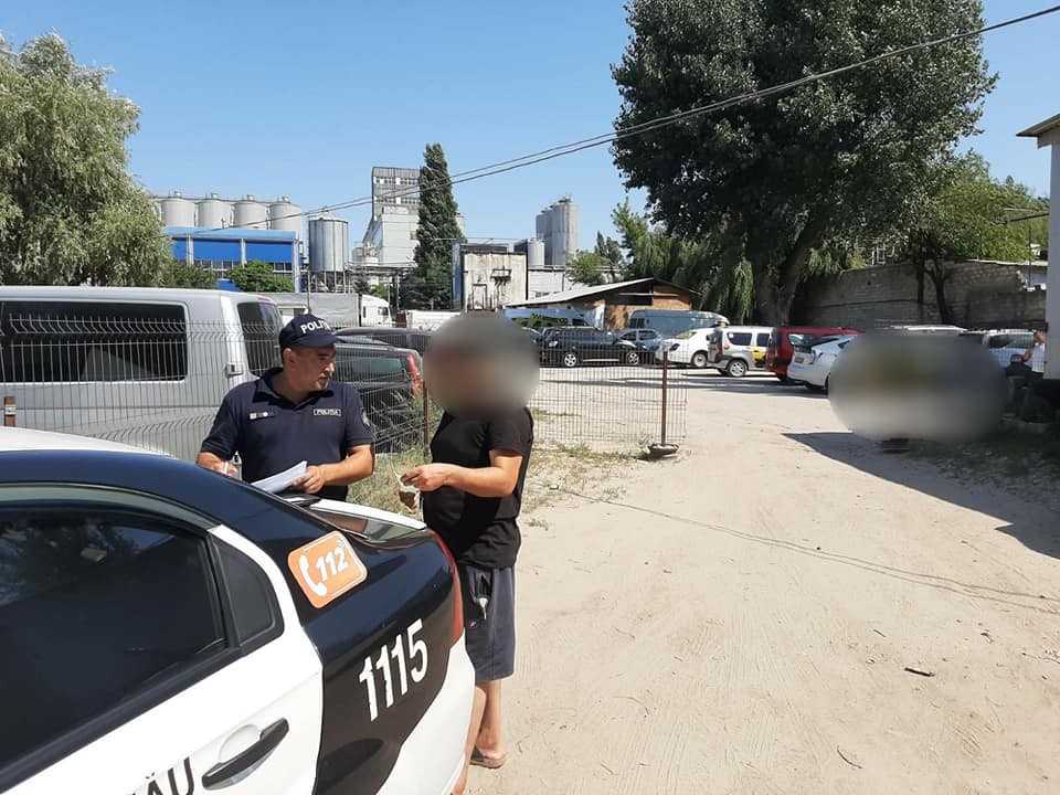 Poliția a identificat taximetristul care și-a aruncat sacii cu gunoi la marginea drumului. Ce riscă individul